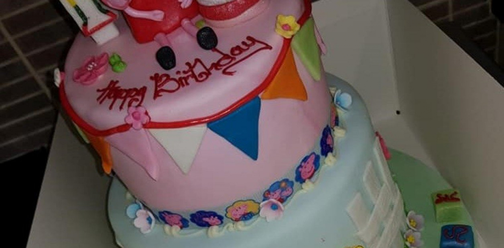 Pagó la torta de niña para celebrar a su hija