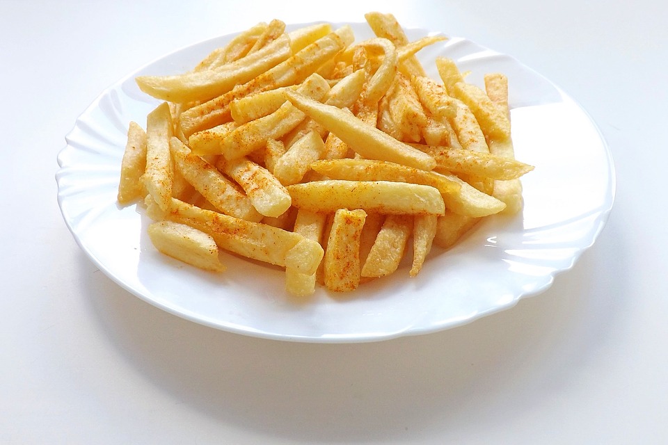 La ingesta excesiva de papas fritas causaron la pérdida de visión en un joven británico