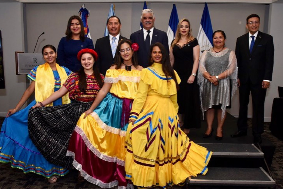 (Izq a Der) Embajadora de Nicaragua, Cra. Iris Acuña, Embajador de Guatemala, Sr. Rudy Coxaj, Ministro de Relaciones Exteriores de la República Dominicana Sr. Miguel Vargas, Embajadora de Honduras, Sra. Claudia Simons, Presidenta del parlamento Centroamericano, Sr. Irma Amaya y Embajador de República de el Salvador. Sr. Oscar Chávez