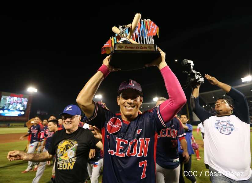 Sandor Guido sosteniendo el trofeo de campeones del Pomares 2019