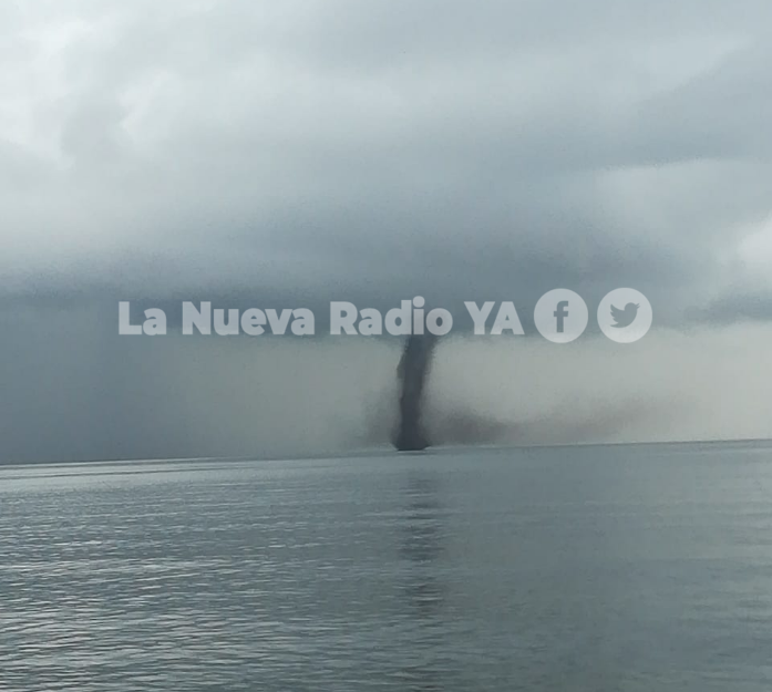 La tromba tornádica hizo de las suyas la mañana de este lunes a unos centenares de metros de la costa de Ometepe