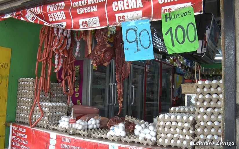 Venta de carne en un mercado capitalino, imagen referencial