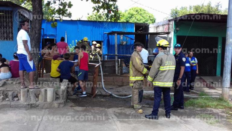 Bomberos sofocan incendio en vivienda del barrio Jorge Dimitrov