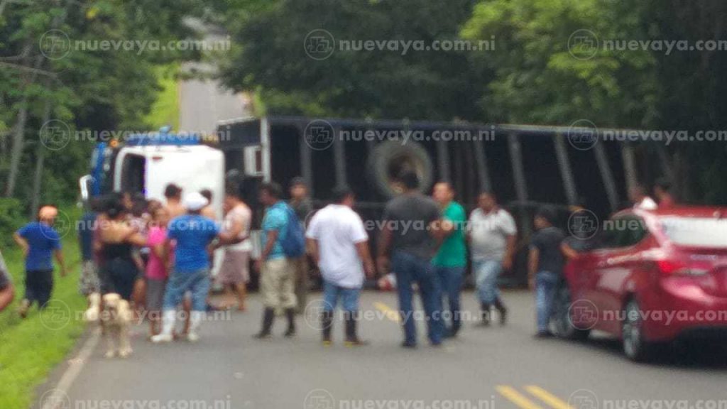 A causa del accidente el camión ganadero quedó cruzado sobre la carretera