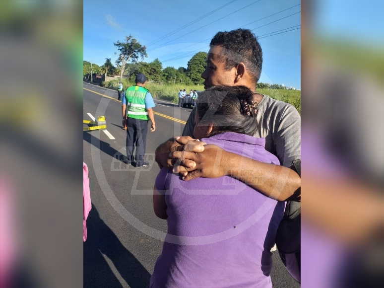 Sus familiares al momento de llegar al sitio de la tragedia