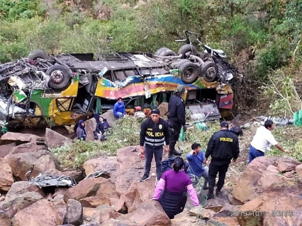 17 muertos al volcarse un autobús en Perú