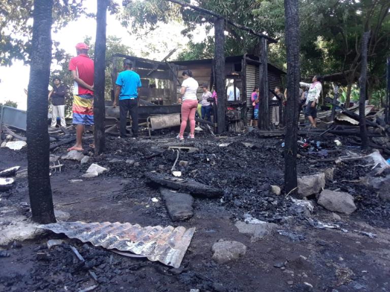 Incendio deja sin vivienda a 2 familias en Granada
