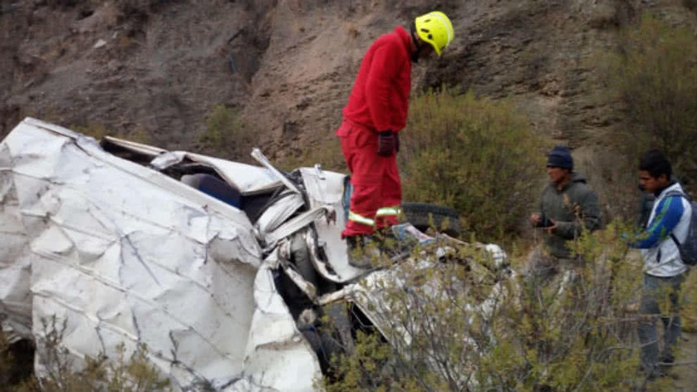 Vuelco de microbús cobra 8 vidas en Bolivia