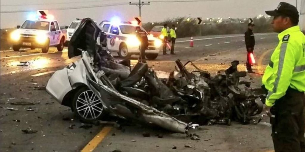 4 personas murieron en Ecuador al chocar un bus y un automóvil