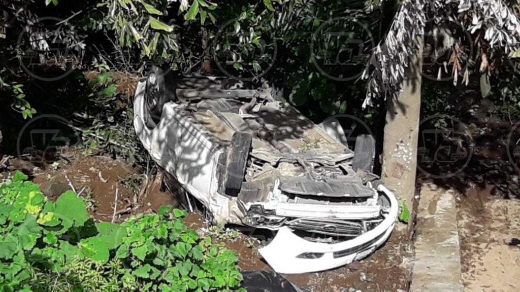 Los jóvenes sobrevivieron tras caer en un profundo barranco en la Carretera Panamericana Sur