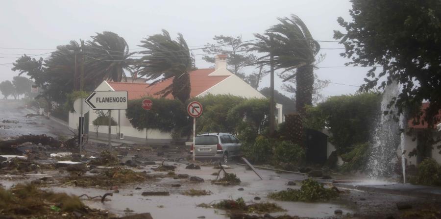 Islas Azores devastada tras paso de huracán Lorenzo 