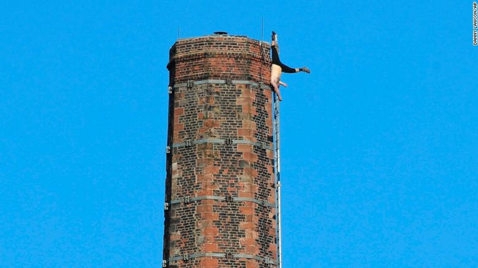 Hombre cae de chimenea en Inglaterra 