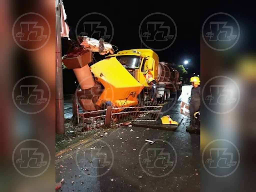 Un chofer se durmió al volante y destruyó la estatua de la Virgen María en Corinto