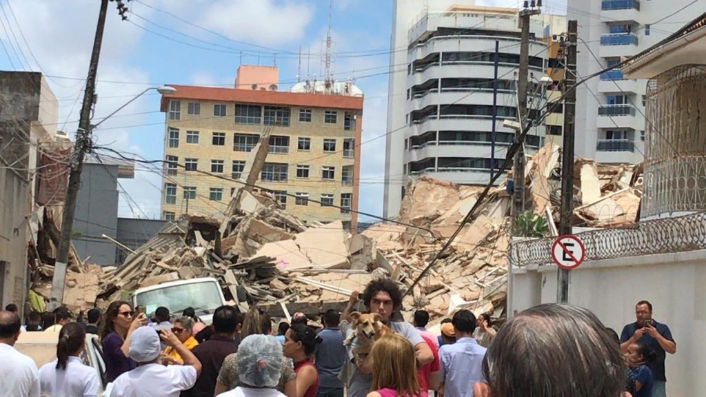 Un edificio de siete pisos de altura se derrumbó por completo en Brasil