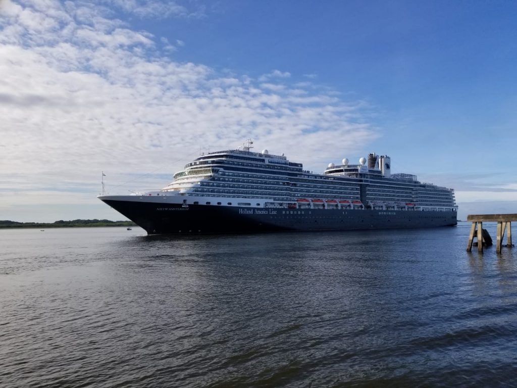 El Crucero Nieuw Amsterdam en Puerto Corinto