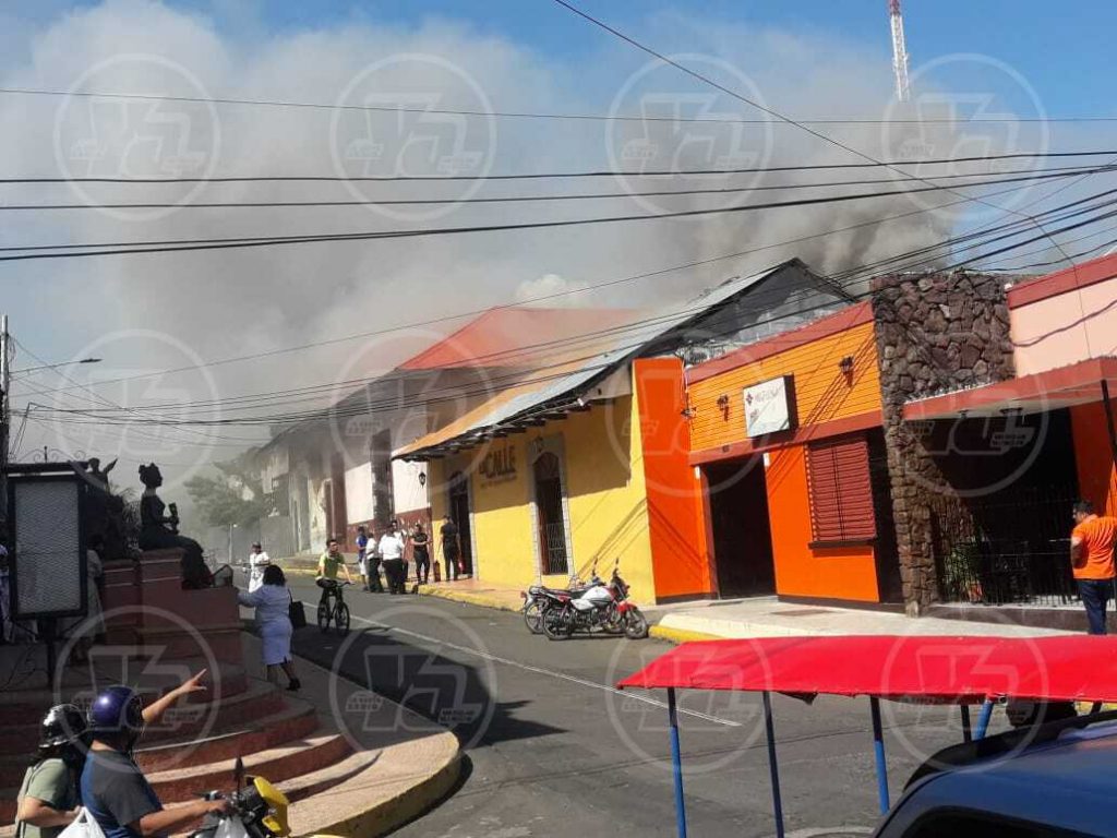 Un incendio se desató este domingo en el bar La Calle de León