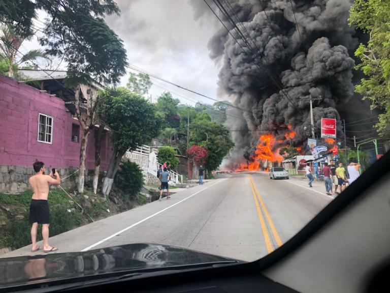 Cisterna de combustible causa terrible incendio al chocar contra varias viviendas en Honduras