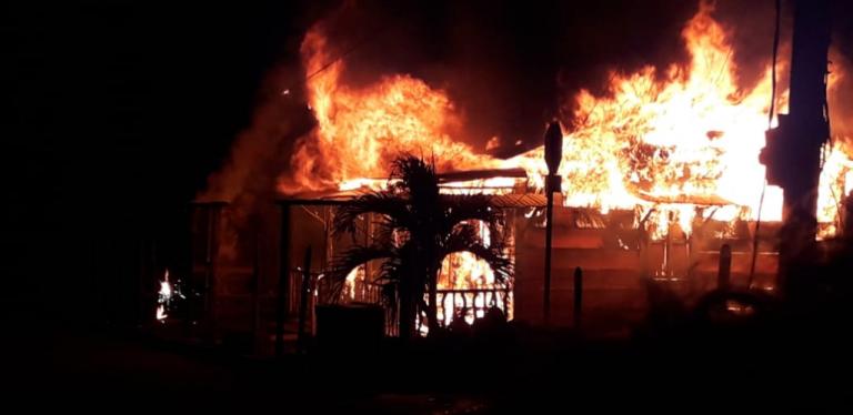 Familia queda en la calle por un incendio que los sorprendió mientras dormían en Kukra Hill