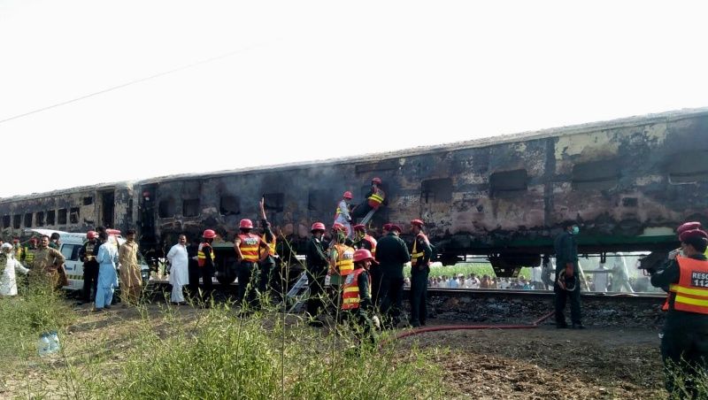 73 personas murieron al incendiarse un tren en la India