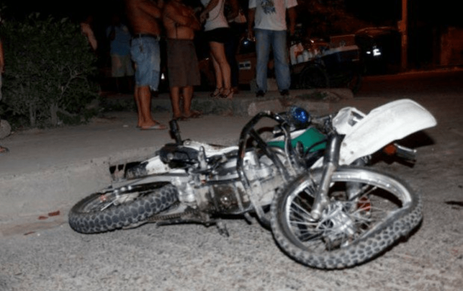 La moto se estrelló contra una valla de seguridad en el kilómetro 57 de la carretera Panamericana Sur, en Jinotepe. Foto Referencial