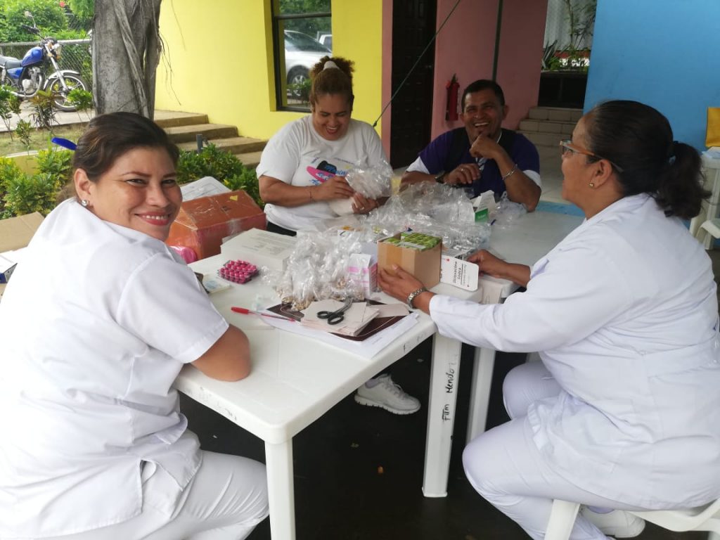 El personal médico atendiendo a las Reinas del Hogar