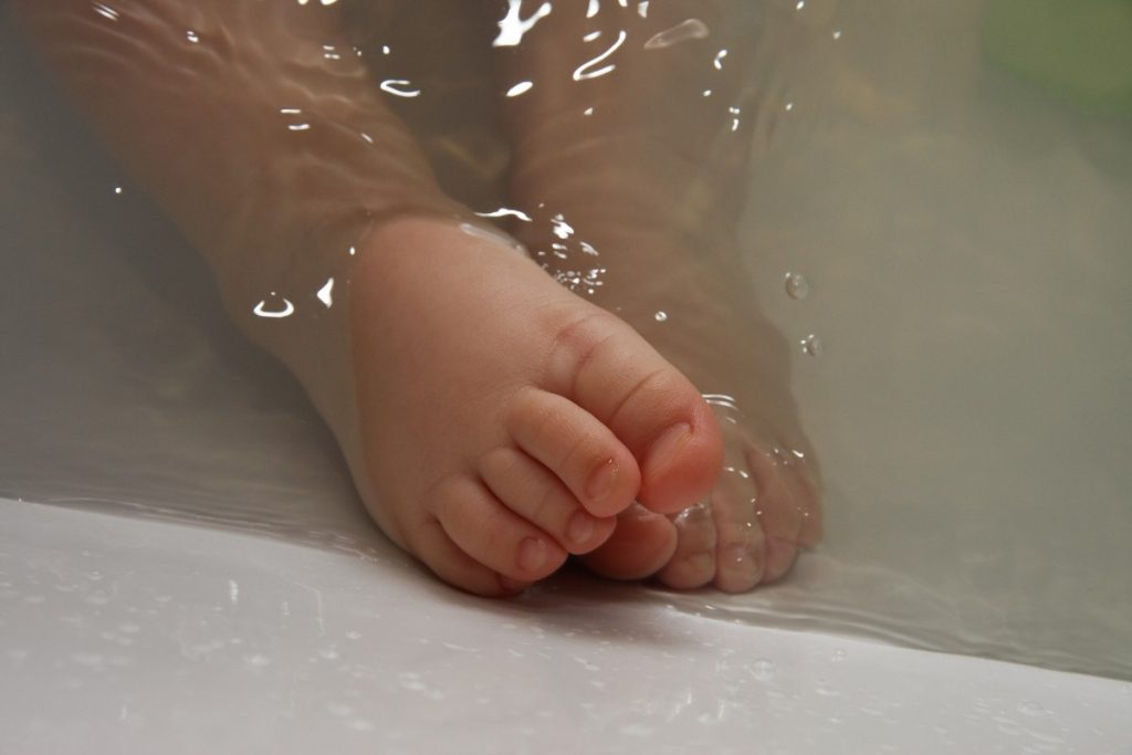 Un niño murió ahogado este martes al caer en una pileta llena de agua. Imagen Referencial