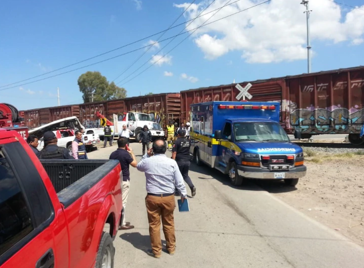 Fallecen 9 personas en accidente de bus y tren en Queretaro, México 