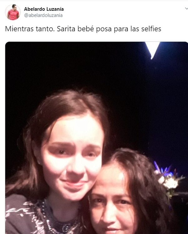 Sara Sosa se tomó varios selfies en homenaje al Príncipe de la Canción