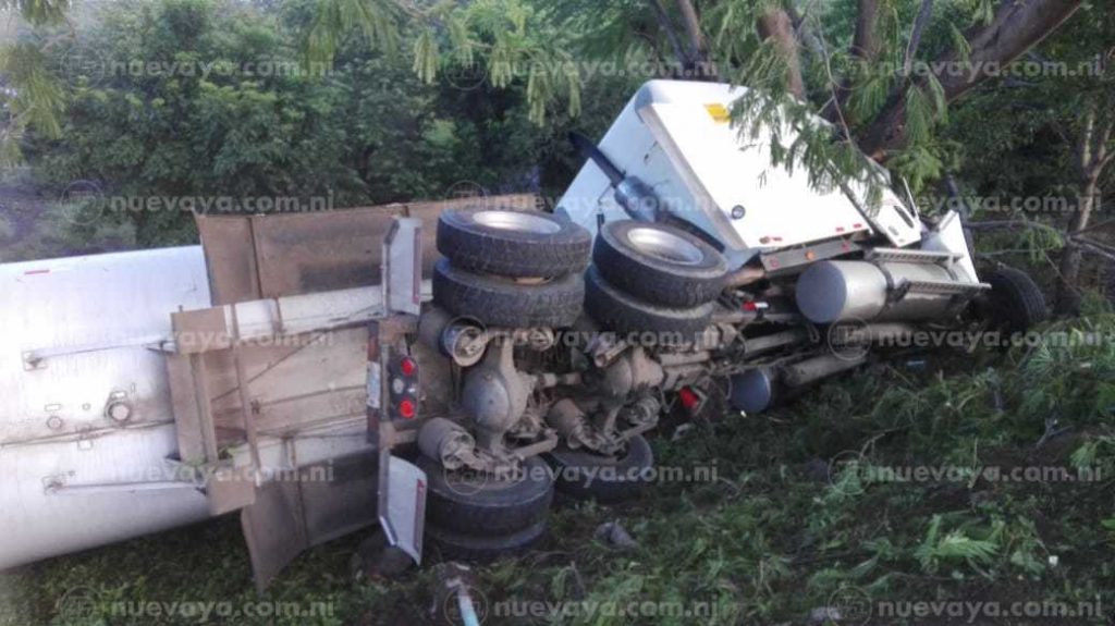 Un camión cisterna se volcó en Sébaco