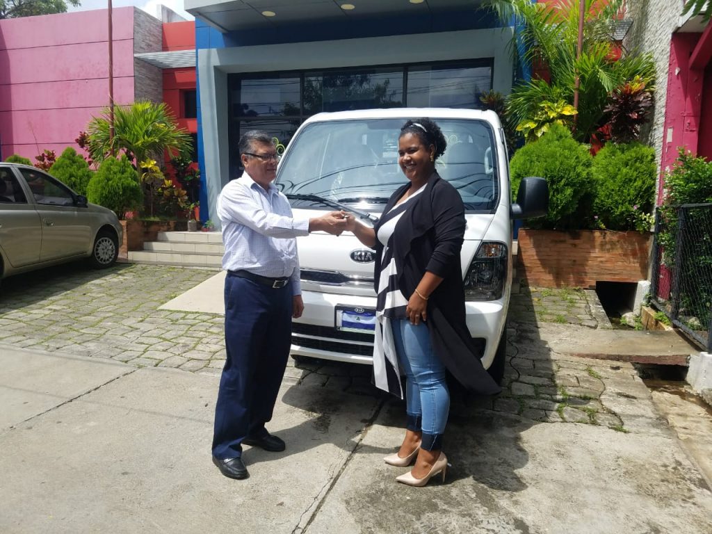 Entrega del camión a la vicealcaldesa de Corn Island Nadeska Cuthbert