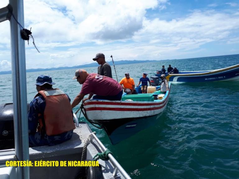 Fuerza Naval de Nicaragua salva a 5 pescadores de lancha averiada en el Pacífico