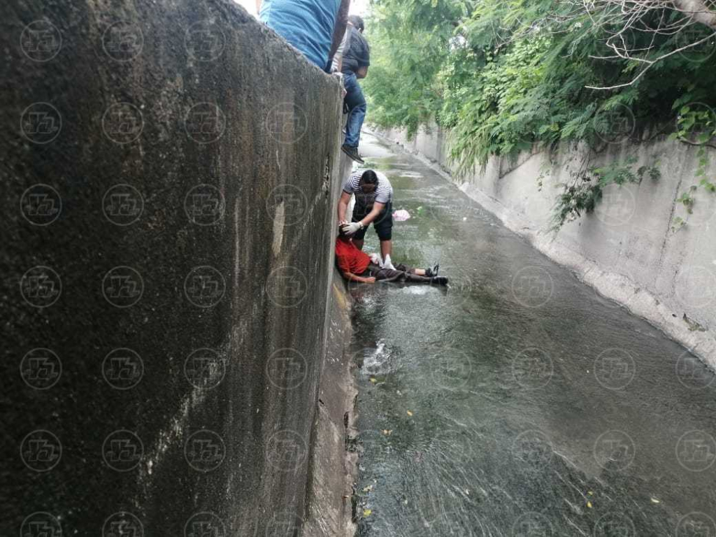 Hombre se cae a cauce