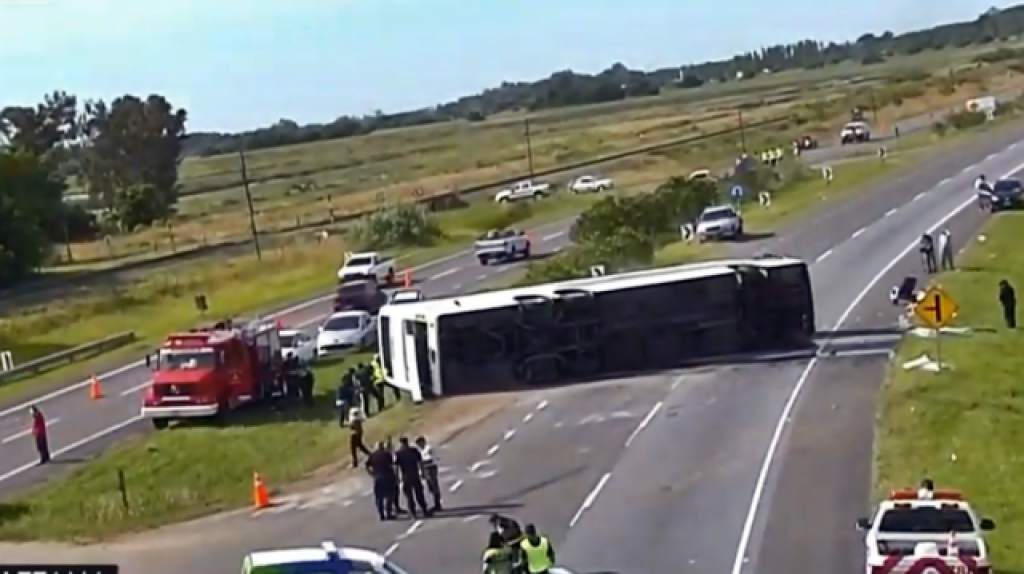 Dos niñas murieron al volcarse un autobús en argentina