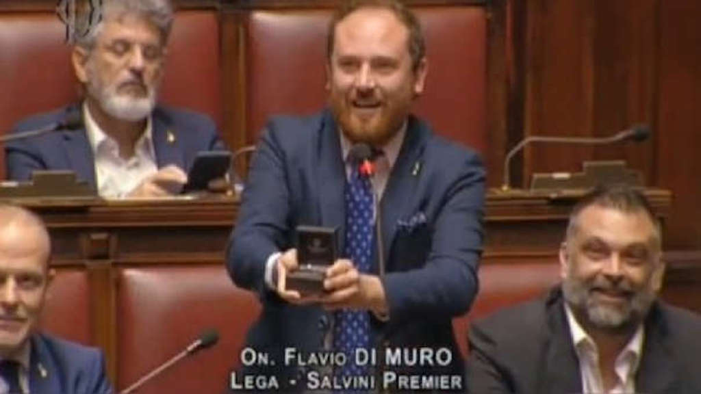 Un diputado italiano pidió matrimonio a su novia durante sesión parlamentaria