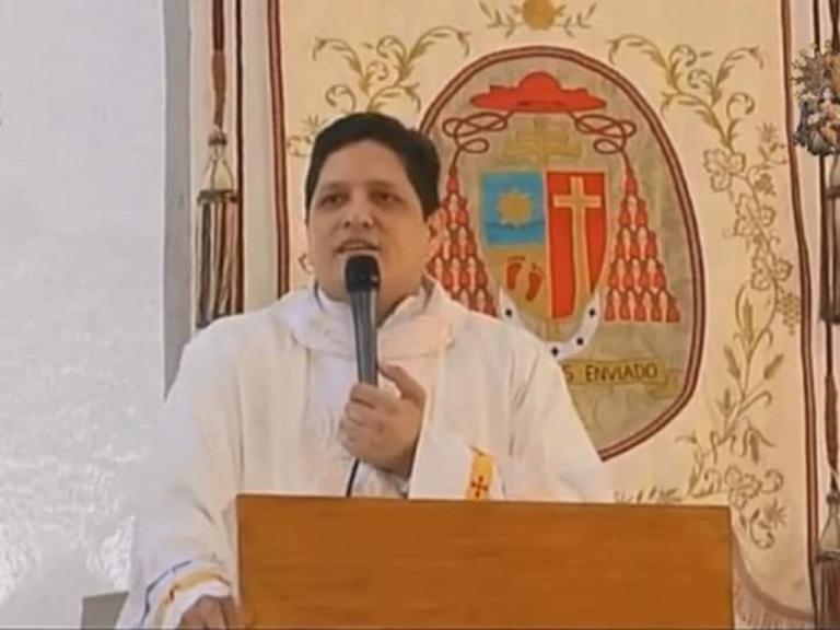 Nicaragüenses repudian a sacerdote por agredir a mujeres y niños en la Catedral de Managua