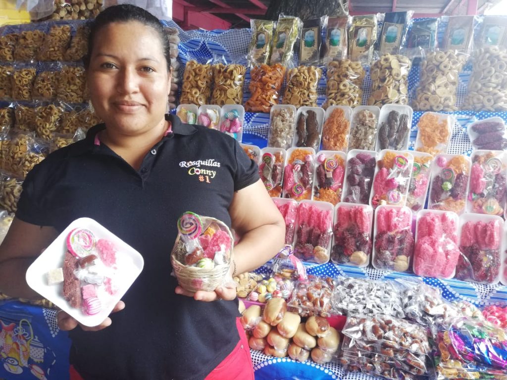 Katherine López, vendedora del tramo Conny en el Huembes