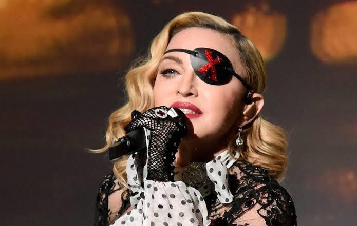 Fan demanda a Madonna