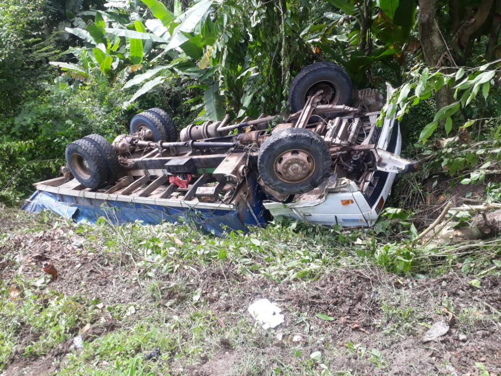Cuatro personas quedaron golpeadas al volcarse camión en San José de Bocay, Jinotega - Radio YA