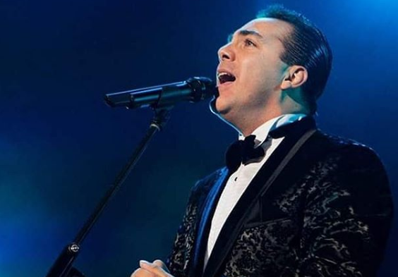 Cristian Castro reaparece en iglesia cristiana con nueva novia