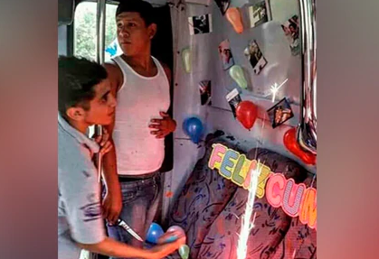 novia celebra cumpleaños en bus