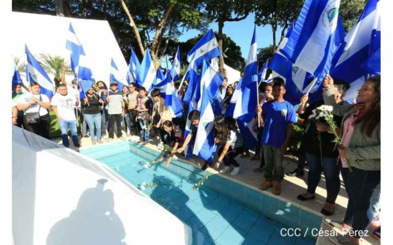Juventud Sandinista deposita ofrendas florales a Héroes y Mártires de la Revolución