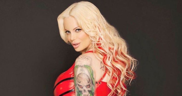 Sabrina Sabrok se tatuó símbolos satánicos en el rostro