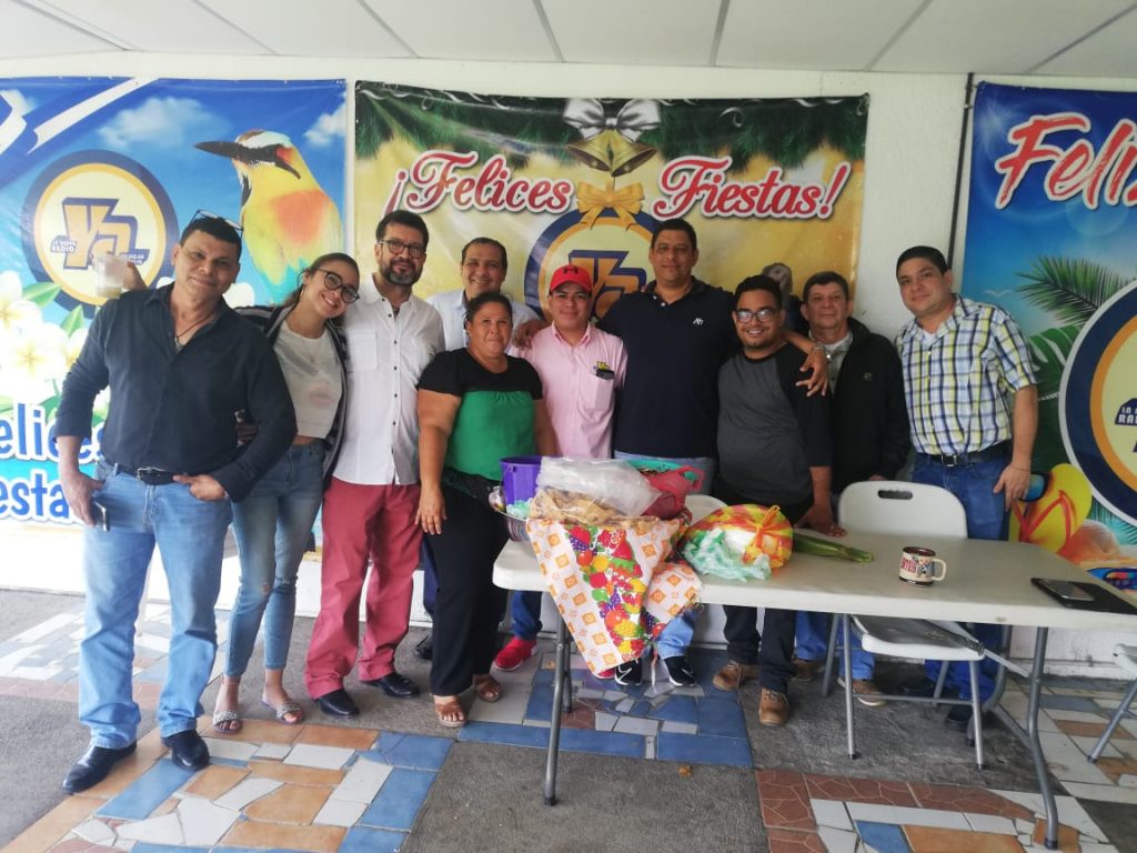 Trabajadores de Tu Nueva Radio YA recibieron un riquísimo vigorón de parte de una fiel oyente