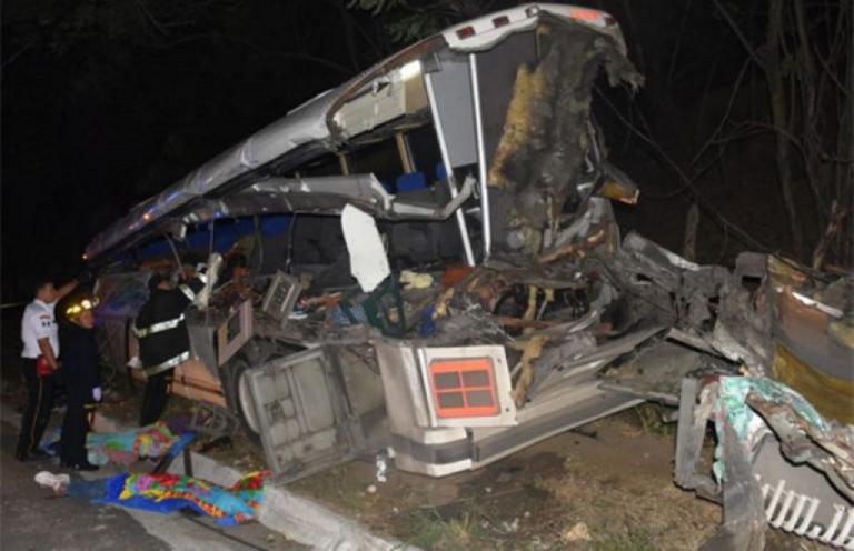 Sube a 20 cifra de muertos tras choque de autobús y camión en Guatemala