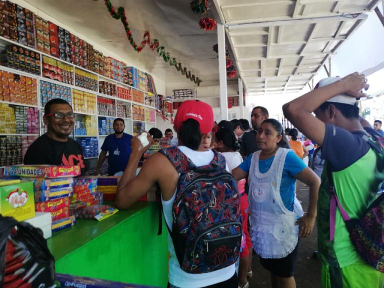 Reportan excelentes ventas en los puestos de pólvora de Managua