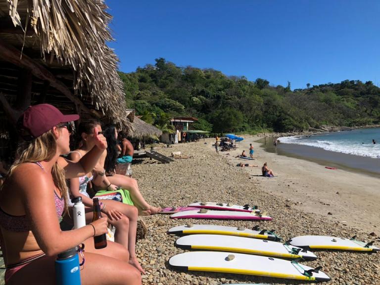 Familias nicaragüenses celebran la Navidad en los balnearios del país
