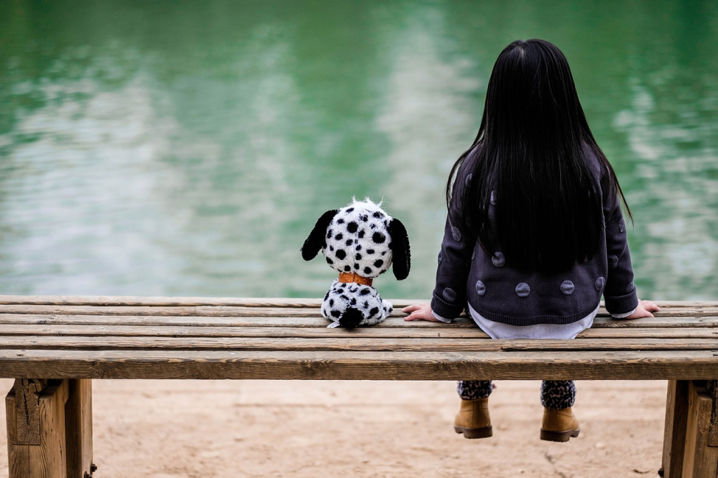 Una niña junto a su peluche de juguete. Imagen Referencial
