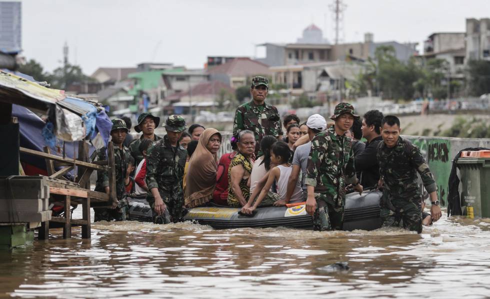 60 personas han perecido tras inundaciones en Indonesia