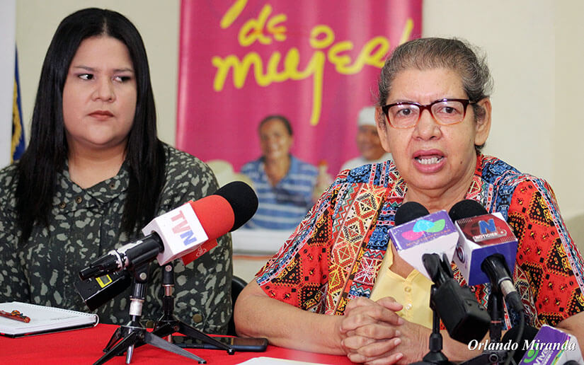 La compañera Leonor Corea, secretaria ejecutiva del Programa Usura Cero