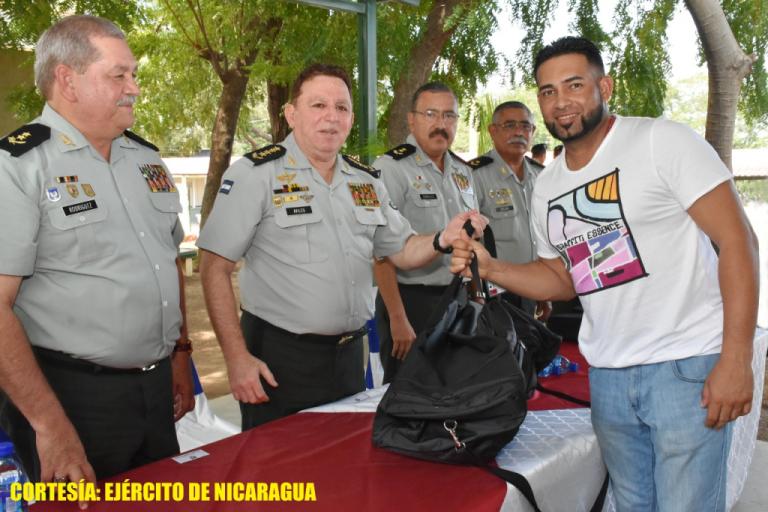 Los Dantos reciben uniformes